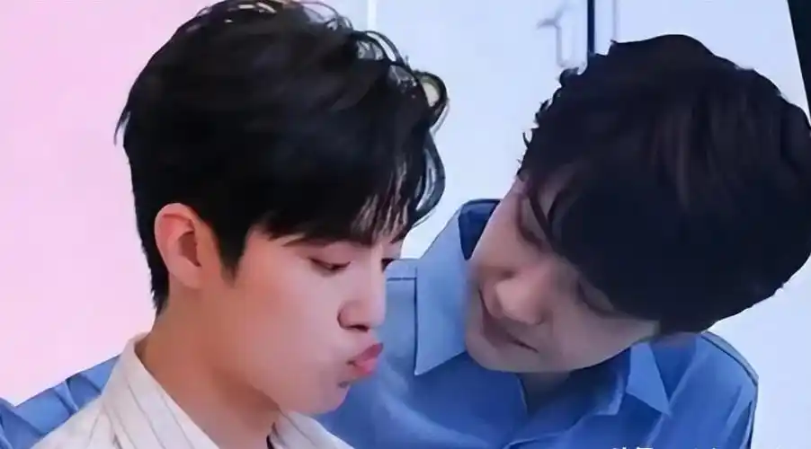 回顾把32岁肖战跟26岁王一博放一起对比我才明白骨相很好看