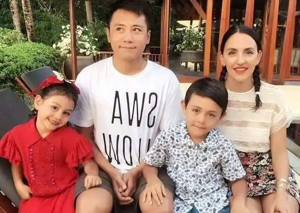 刘烨妻子带着儿女出游被偶遇兄妹俩颜值爆表诺一竟发福20斤