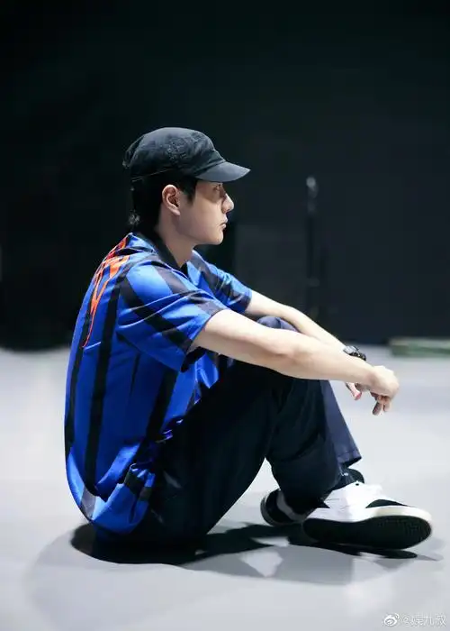 王一博不露正脸库存照