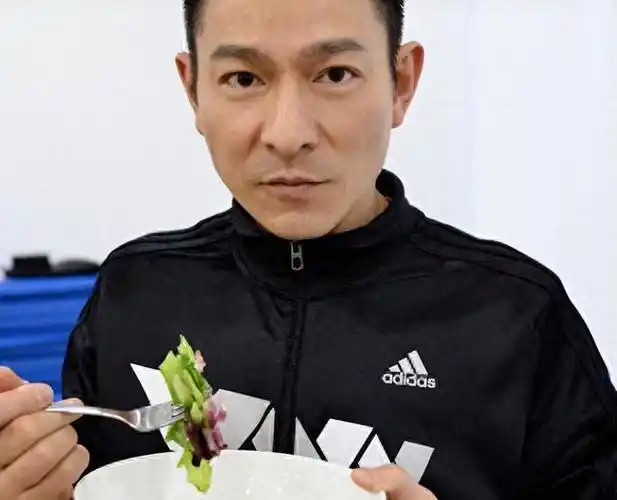 60岁刘德华晒出一日三餐,网友:太狠了,难怪看起来像40岁的