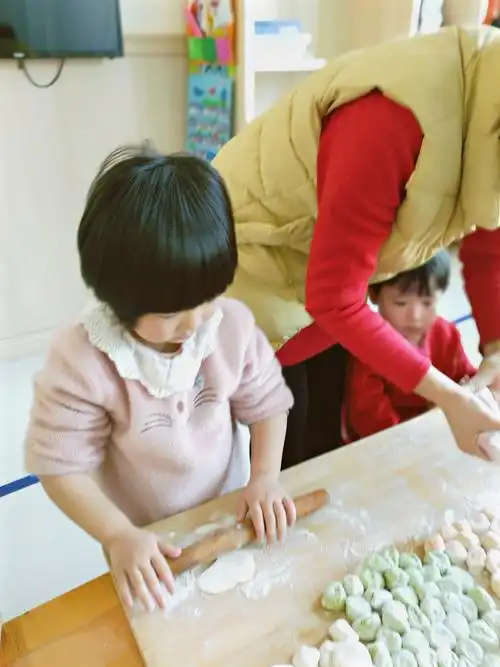 让孩子感受包饺子