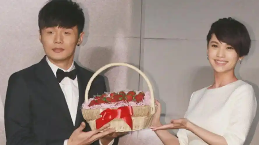 李荣浩为杨丞琳庆生 杨丞琳甜蜜回应