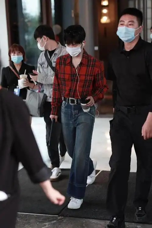 组图:周震南红格衬衫搭配牛仔裤复古雅痞 顺毛造型低调乖帅