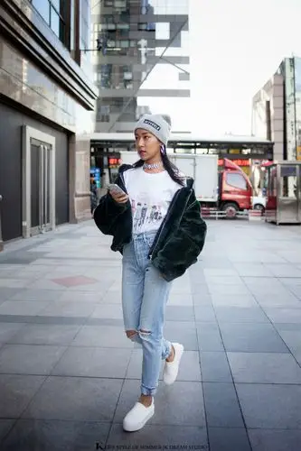 吉克隽逸零下温度玩转时尚 街拍"美丽冻人"