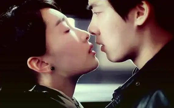 易烊千玺初吻给了周冬雨,周冬雨初吻给了谁?网友:我酸了