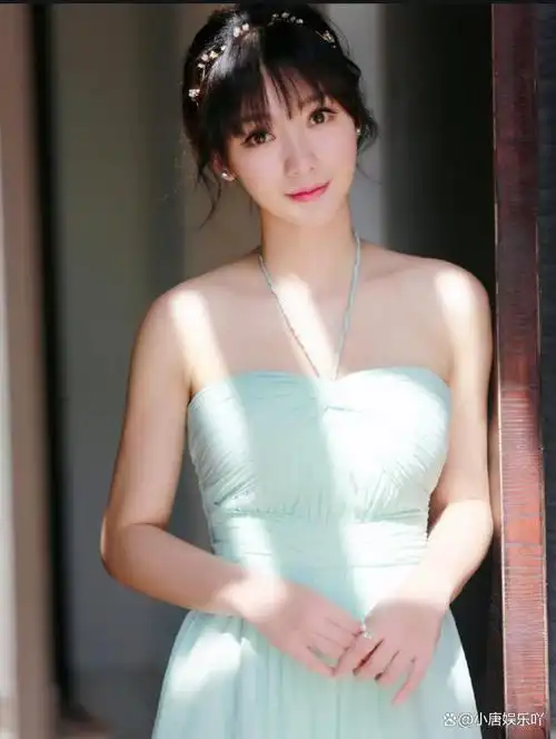 柳岩是中国内地的女演员,主持人和模特,她以其性感妖娆的形象和出色的