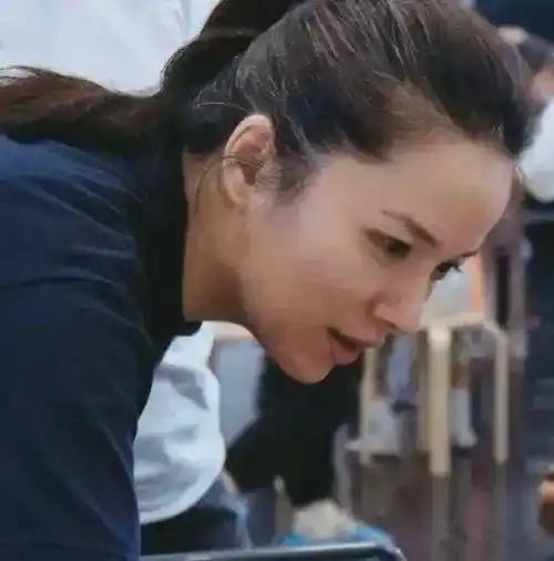 靳东跟老婆像姐弟!李佳44岁就两鬓斑白这么老了,素颜肤黄颈纹深