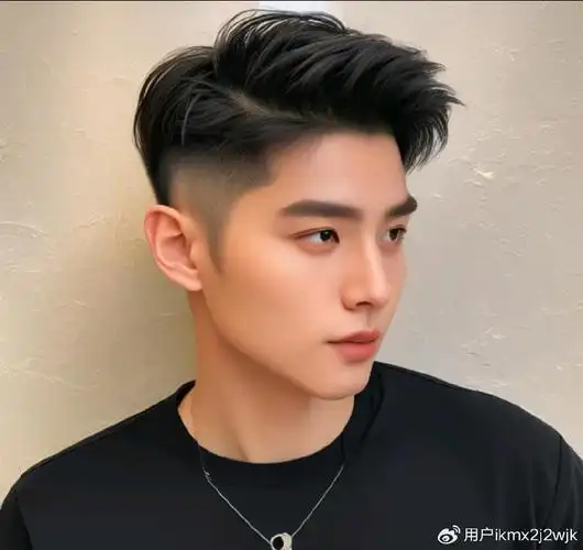 两侧铲短露额发型:这是一种比较时尚的两侧铲短男士发型,头顶的头发