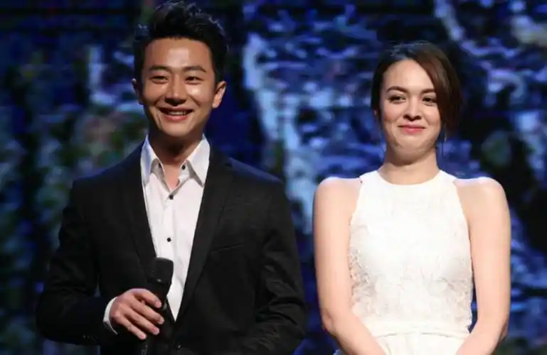 黄轩与女友现身机场,二人全程低调快走,衣着朴素似学生情侣