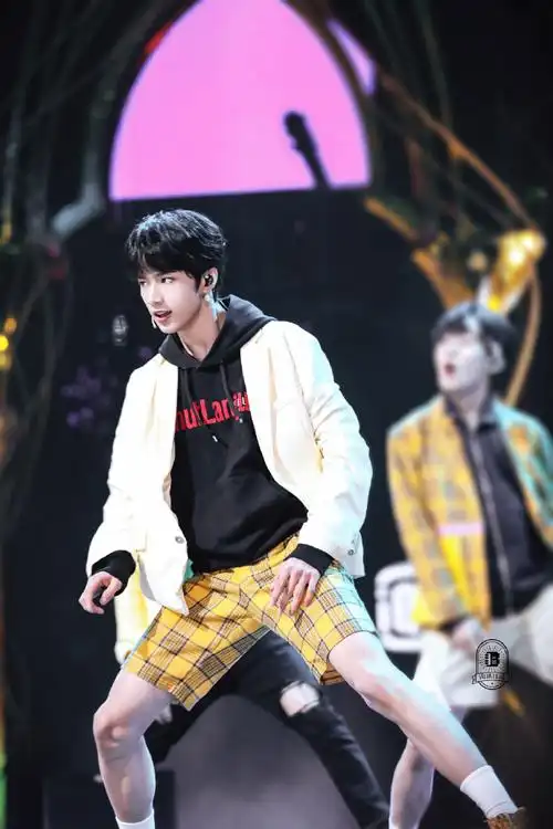 喜欢短裤嘿嘿好帅好帅的耀文宝宝@时代少年团-刘耀文99下一棒13:00