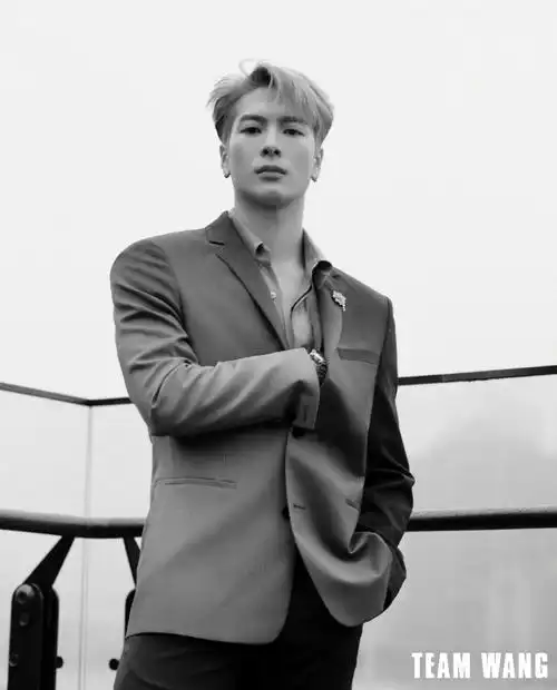 王嘉尔乌云灰渐变西装##时尚芭莎年度派对