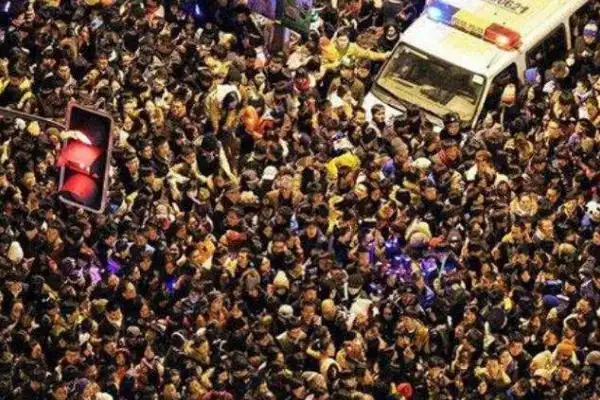 上海外滩踩踏事件(36人死亡,49人受伤)