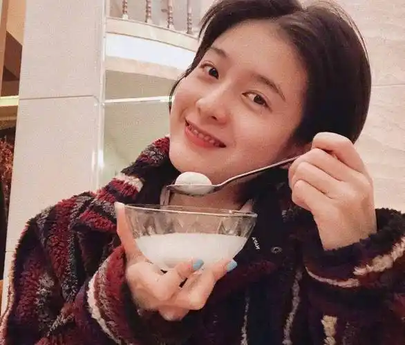 原创张雪迎跟风自爆童年照被调侃像个假小子真是女大十八变