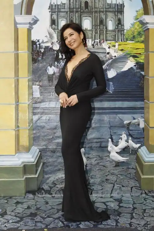 看得出来,钟楚红对自己的身材非常的自信,所以敢穿着这么紧身的裙子在