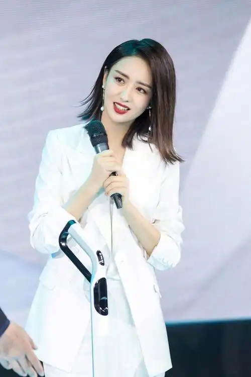 19 佟丽娅】受邀亮相品牌活动.身着白色西装立.