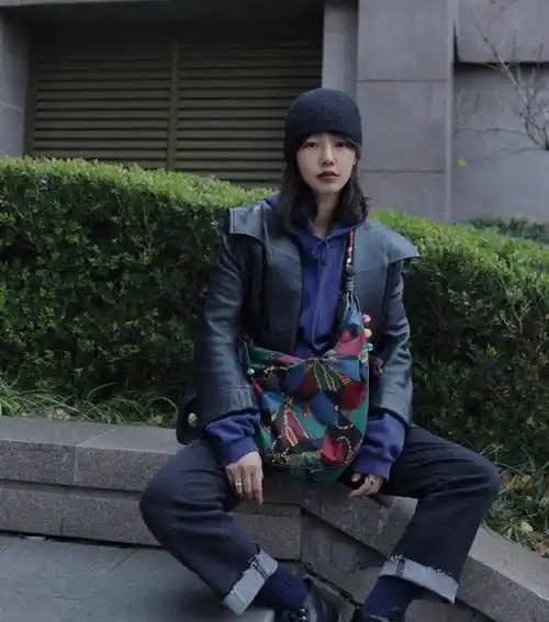 白百何的衣品是真的高,拼色卫衣配牛仔裤简单时髦,减龄又有活力