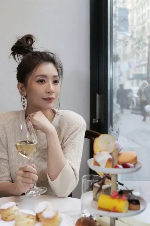 贾静雯越活越少女!一袭荷叶裙穿出公主范,硬是从45岁嫩回20岁