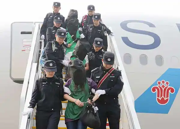 在北京首都机场,电信诈骗犯罪嫌疑人被包机押解回国