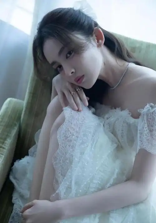 古力娜扎一身白色裙亮相蕾丝大秀身材曲线性感香肩诱惑力十足