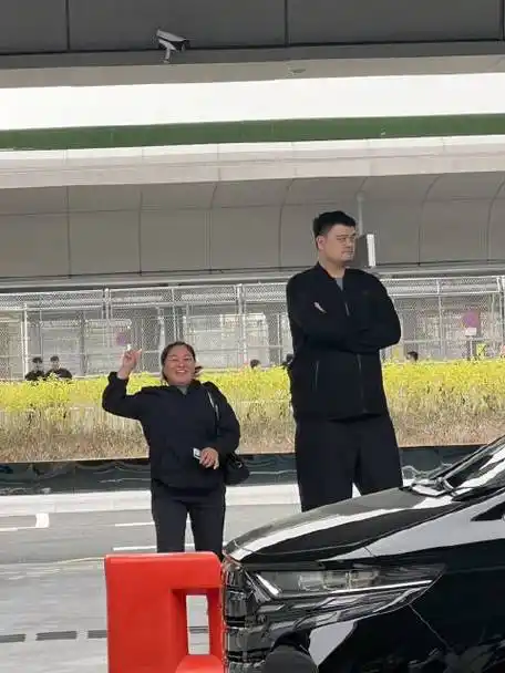 网友广东口岸偶遇姚明##普通人和姚明身高差距有多大##寒假不打烊