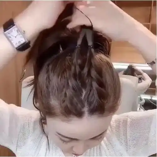 扎马尾辫两个小辫子和后脑的所有的头发一起,固定成一个马尾辫发型