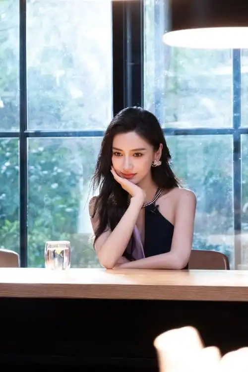 杨颖穿挂脖裙温柔优雅 在厨房凹造型显呆萌