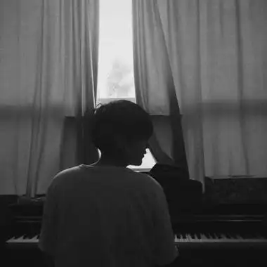 男生背影黑白头像伤感图片高清伤感孤单的男生背影图片头像