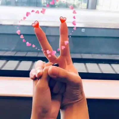 手情侣比心姿势