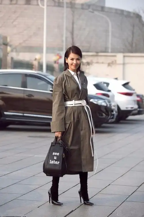 刘涛出席春晚彩排现场,身穿一袭修身风衣配长筒靴亮相央视春晚彩排