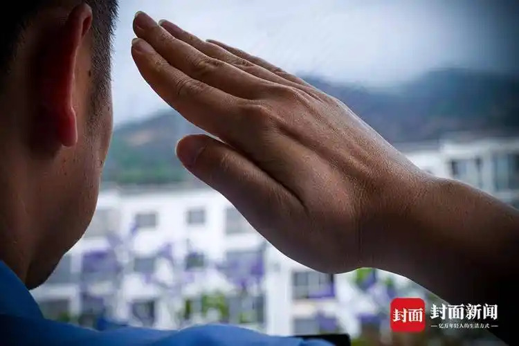 一双手背后的"警察故事"_敬礼_守护_百姓