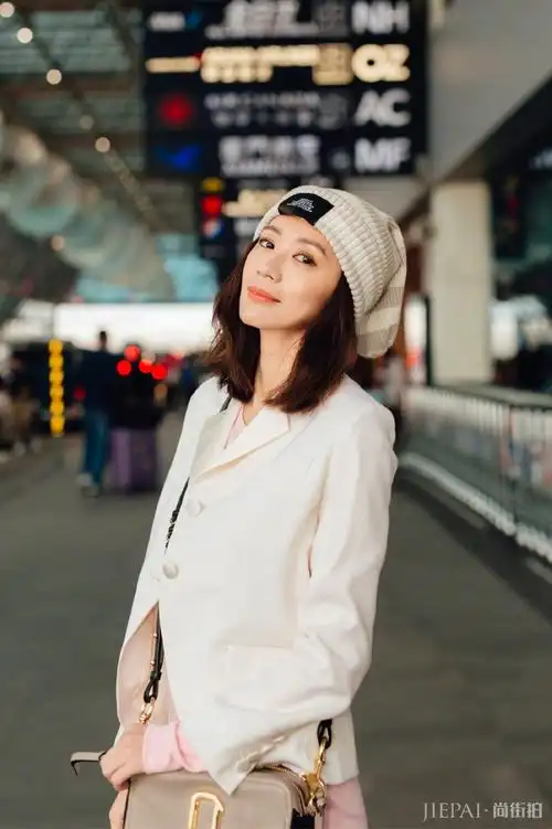 贾静雯穿格纹裙甜美清新,头戴针织帽嫩回20岁 – 尚街拍