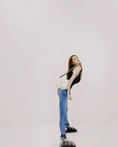 李圣经分享最新日常穿搭牛仔裤配黑吊带大长腿显露无疑