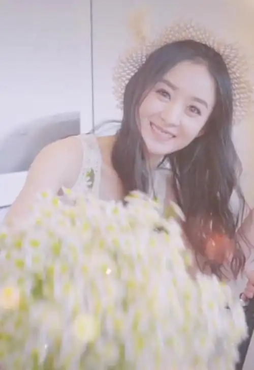 赵丽颖捧鲜花上演歪头杀,网友留言:有坤坤好看吗|蔡徐坤_网易订阅