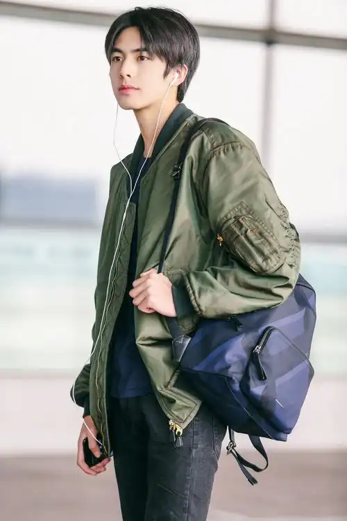 宋威龙机场街拍曝光