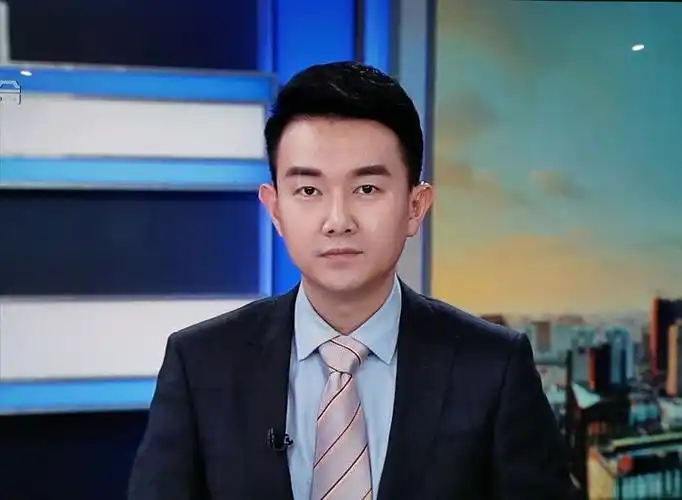 邢航上海电视台新闻综合频道的男主播
