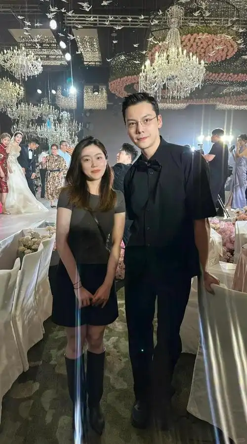 陈伟霆为好友结婚任伴郎变合照流水席 同场这位顶流太太罕有现身