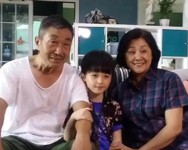 63岁老戏骨杜源:娶了4岁就认识的女孩,今结婚38年仍如热恋