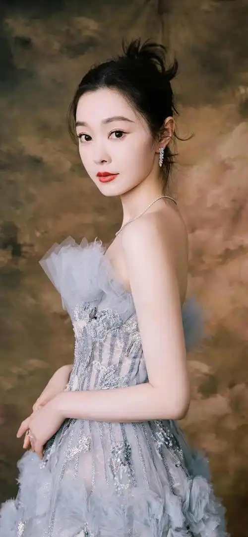 美女壁纸,宋轶穿哪套礼服好看,是雾霾蓝,是香槟色,还是红色