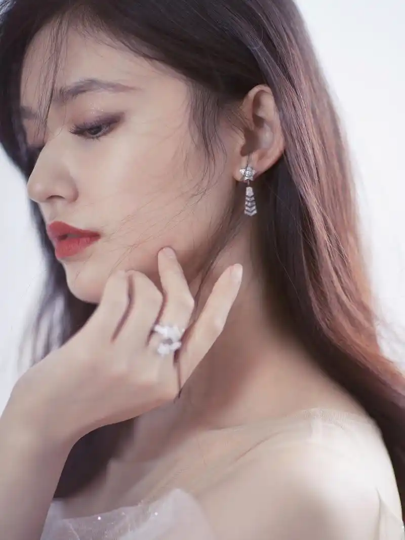 林允身穿the atelier 2020春夏系列纱裙,即将亮相2019bazaar明星慈善