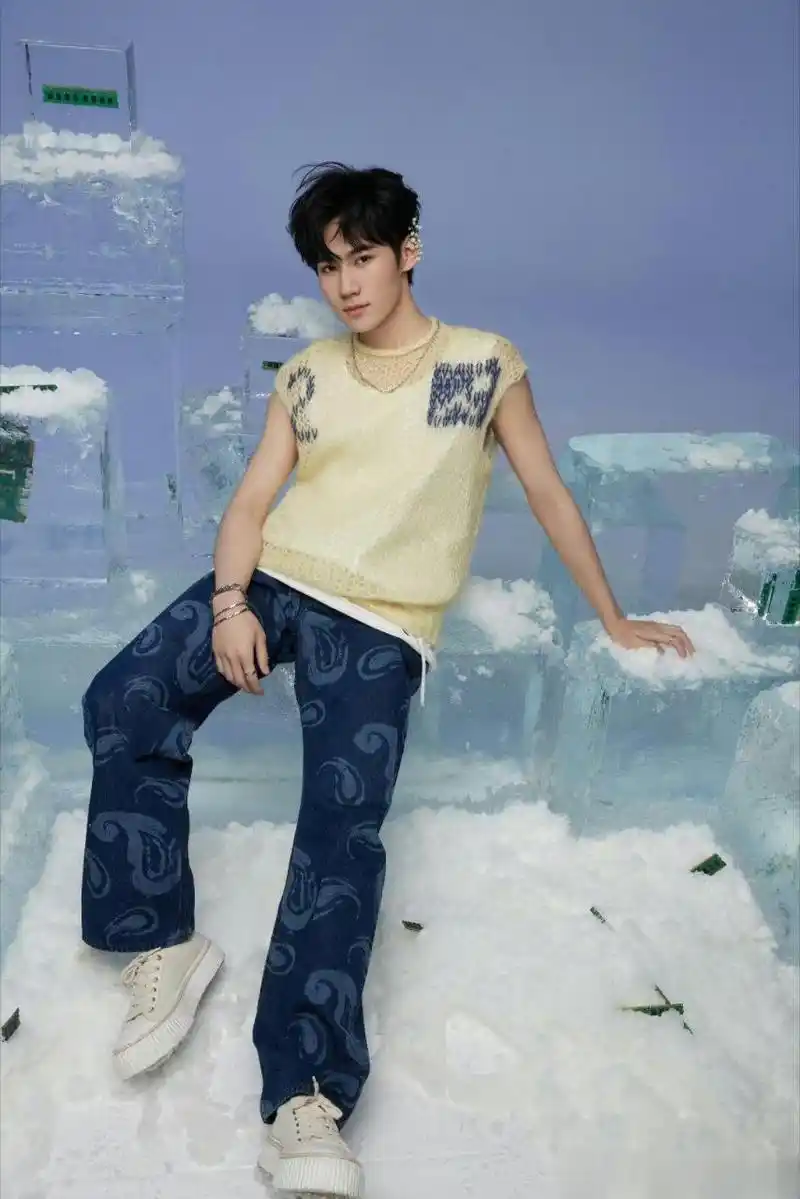 张真源最新写真大片,这造型怎么样?