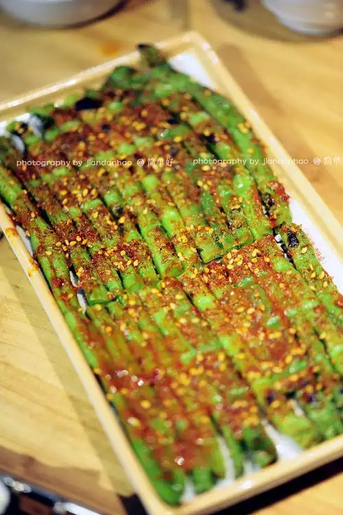 串的时候点些烤蔬菜是个很好的搭配,韭菜,菌菇等等都行,这盘是烤豆角