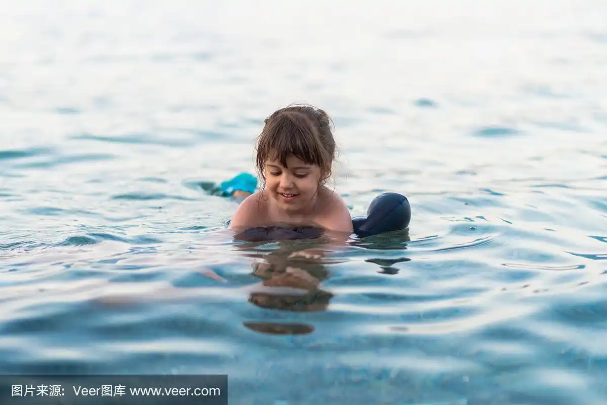 小孩在海里游泳.