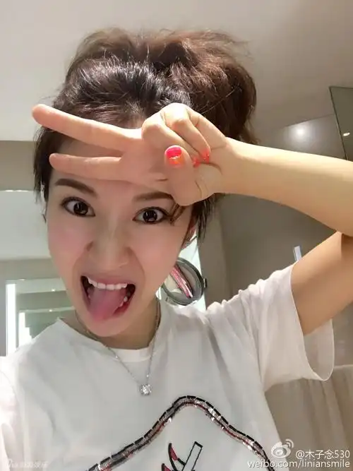 组图:钻石太晃眼!阔太李念自拍白嫩宛如少女_高清图集_新浪网