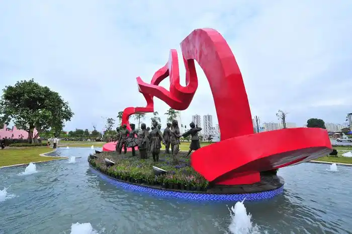 将革命旧址,诗词和先烈雕像等红色元素植入园区建设和景观设计,让市民