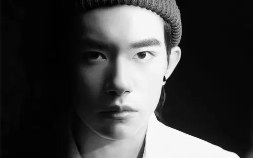 易烊千玺飒爽帅气壁纸_少年的你易烊千玺