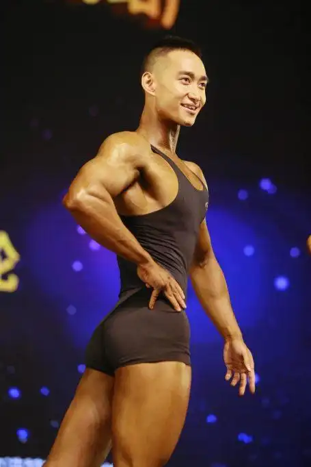 冠军林镇曲女子比基尼健身女子比基尼健身全场冠军刘芝男子传统健美