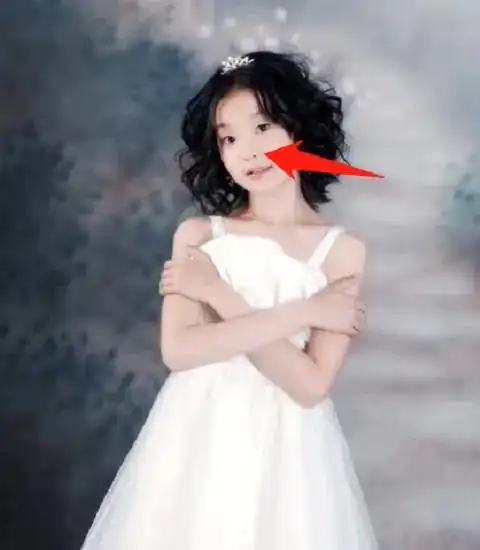 小时候的张艺凡颜值颇高,尤其是她的高鼻梁和v字脸,看上去十分的抢镜.