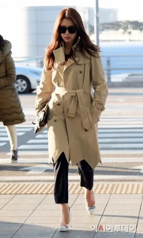 朴信惠风衣墨镜清纯走秀机场做客湖南卫视元宵喜乐会