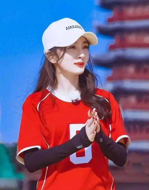 "撩汉高手"杨幂的曲折上位史,靠魅力征服三位大咖,被迷弟追逐_演出