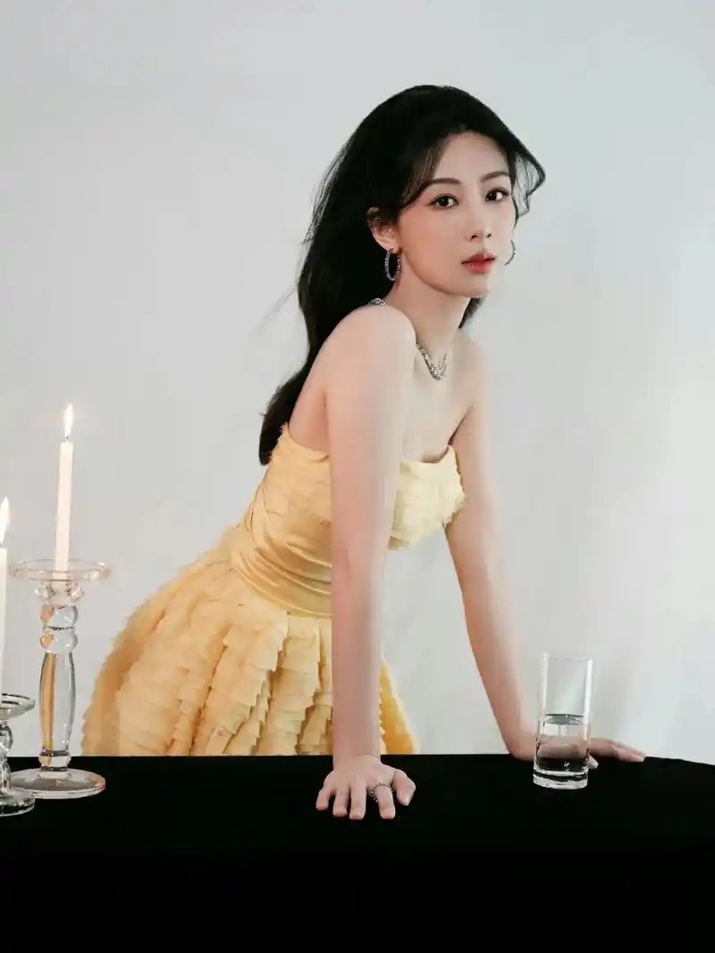 杨紫 valentino品牌代言人杨紫身穿一袭valent - 抖音